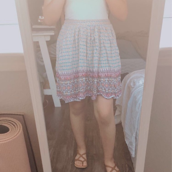 A patterned skirt - Picture 2 of 4